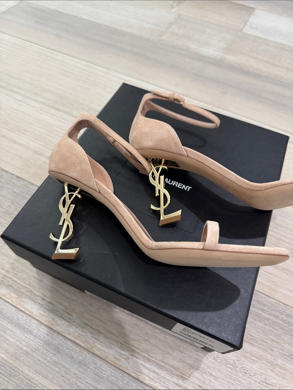 Saint Laurent: Brand New - Blush Suede Heels with Gold YSL Logo - Picture 4 of 5